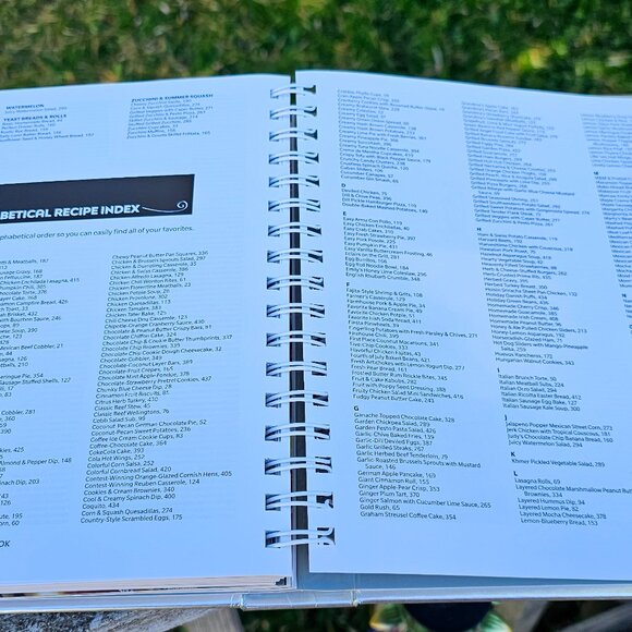 Taste of Home 25th Anniversary Cookbook Collectors Edition dated 2018 hardcover - Picture 12 of 12